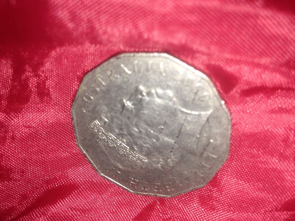 Aussie-2015-50c---Queen-Has-Gills-Or-Knife-Cuts?